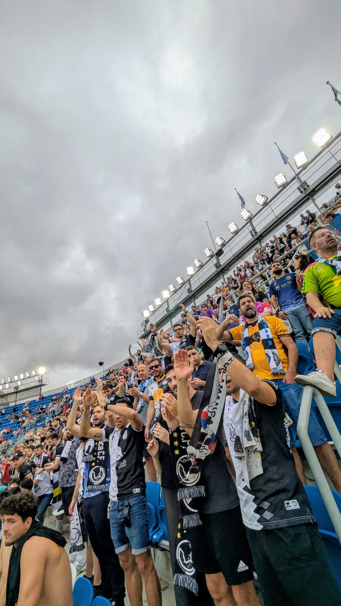 La afición de Unionistas tiñe Tenerife de blanco y negro