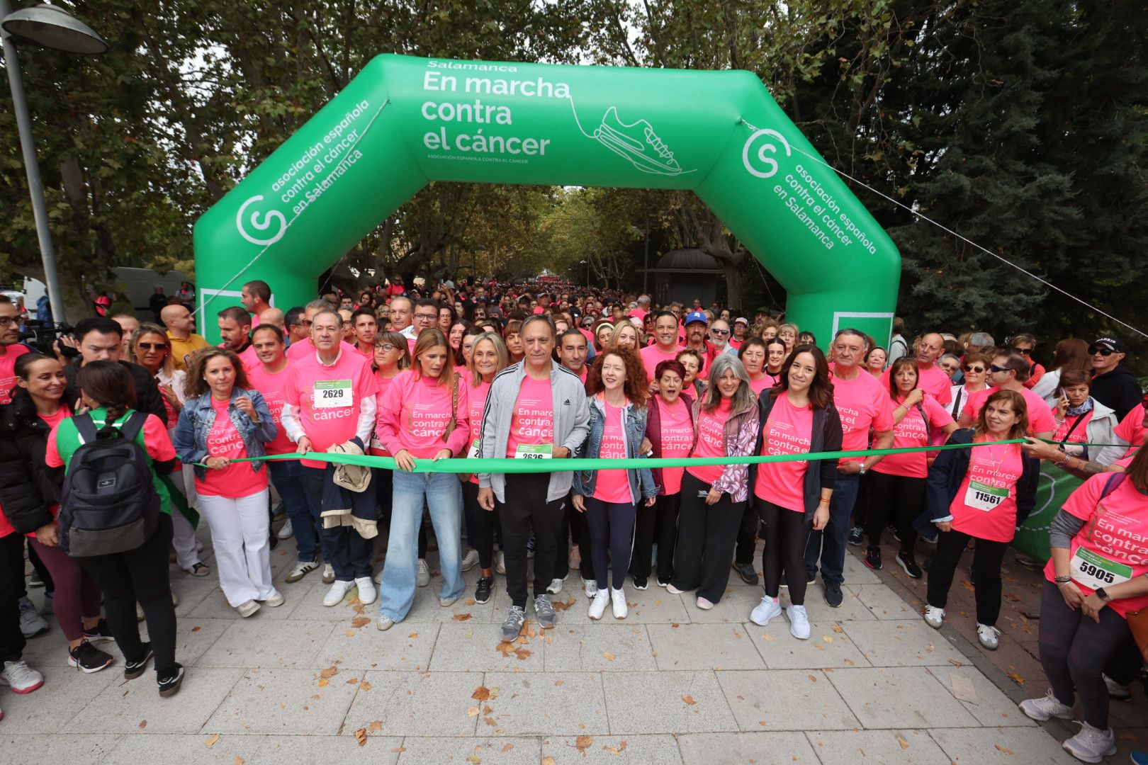 Salamanca ve la vida de color de rosa en la XI Marcha Contra el Cáncer