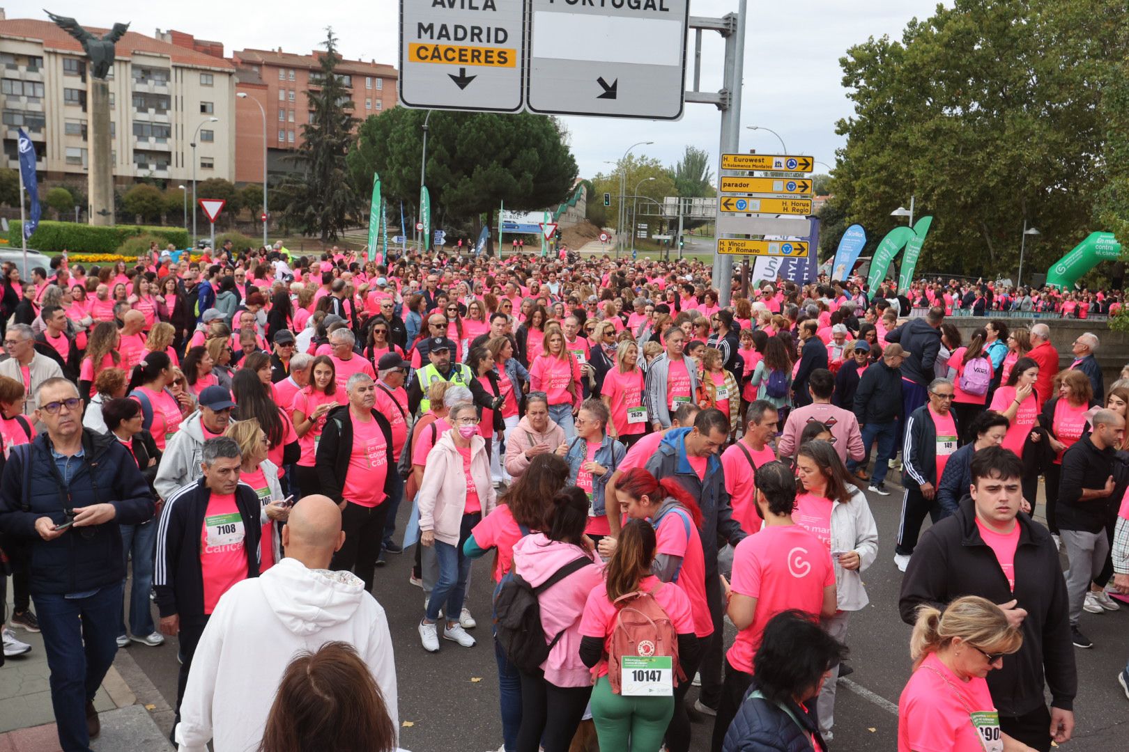 Salamanca ve la vida de color de rosa en la XI Marcha Contra el Cáncer