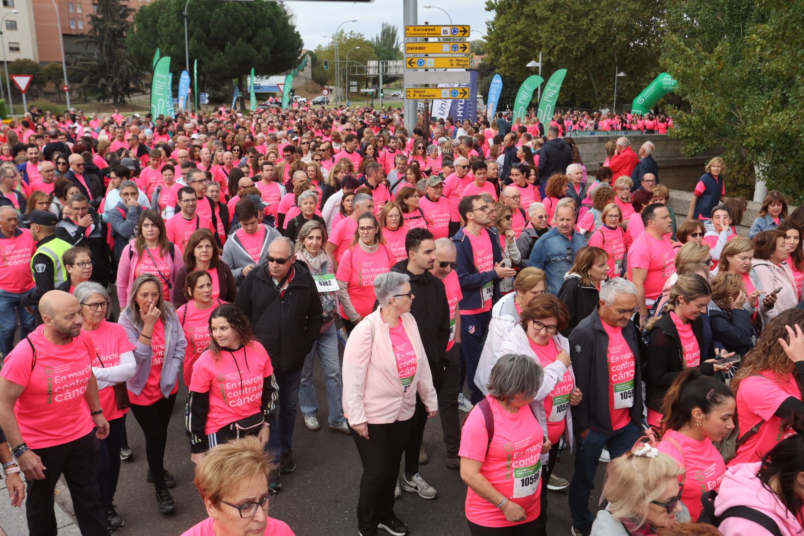 Salamanca ve la vida de color de rosa en la XI Marcha Contra el Cáncer