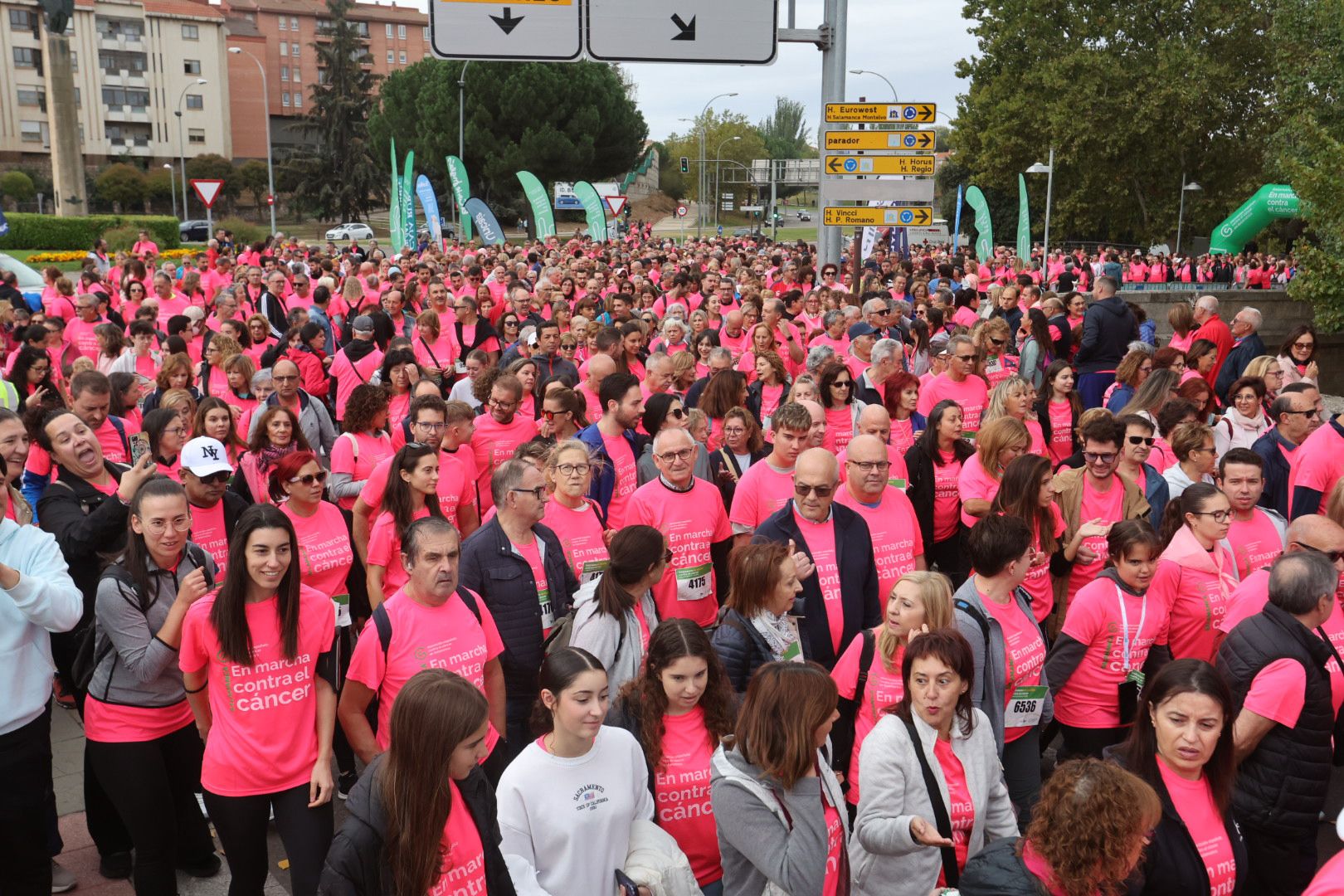 Salamanca ve la vida de color de rosa en la XI Marcha Contra el Cáncer