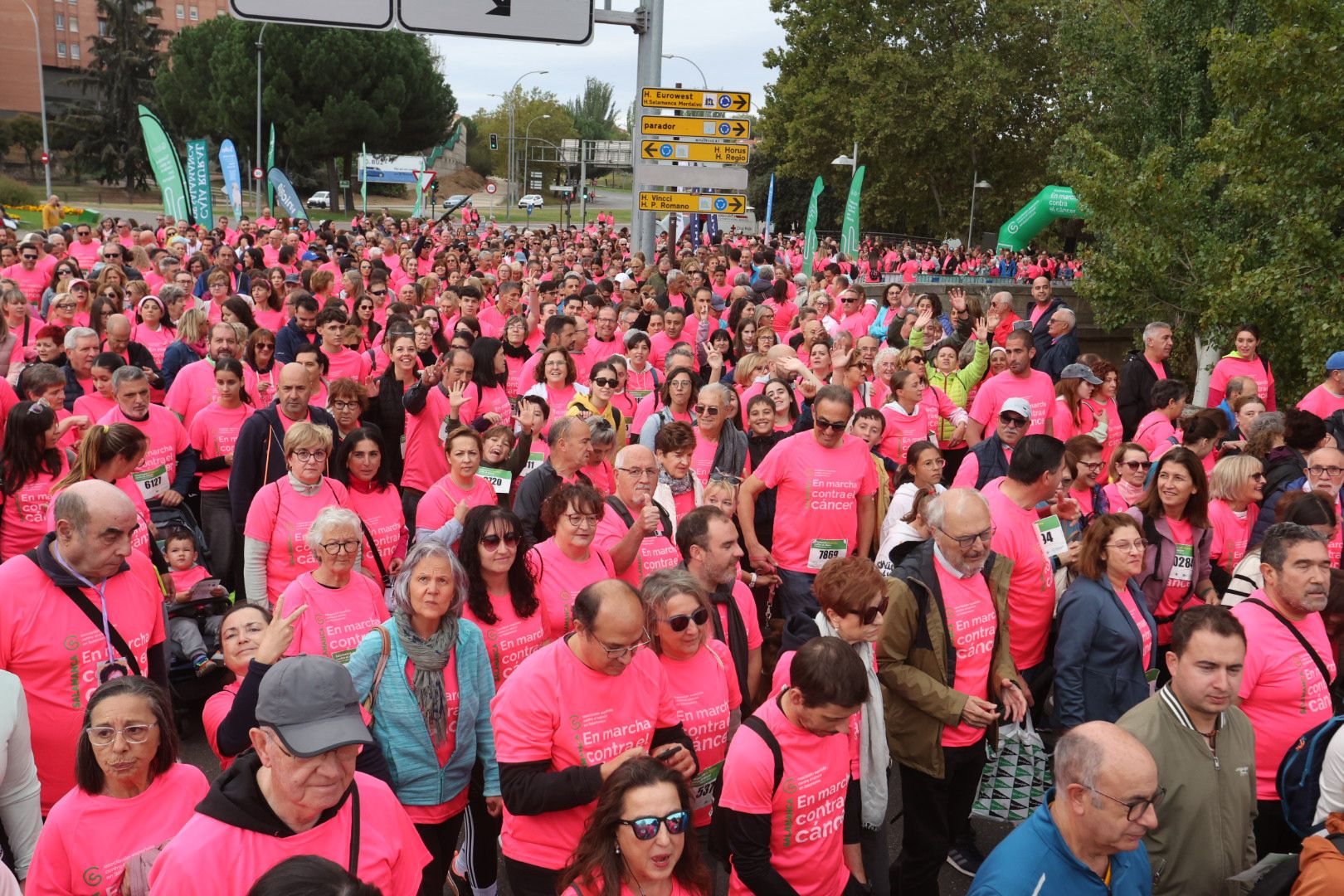 Salamanca ve la vida de color de rosa en la XI Marcha Contra el Cáncer