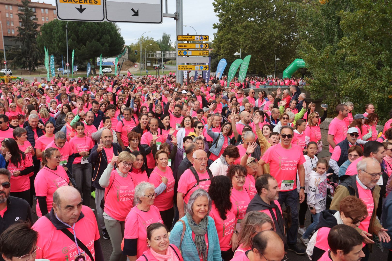 Salamanca ve la vida de color de rosa en la XI Marcha Contra el Cáncer