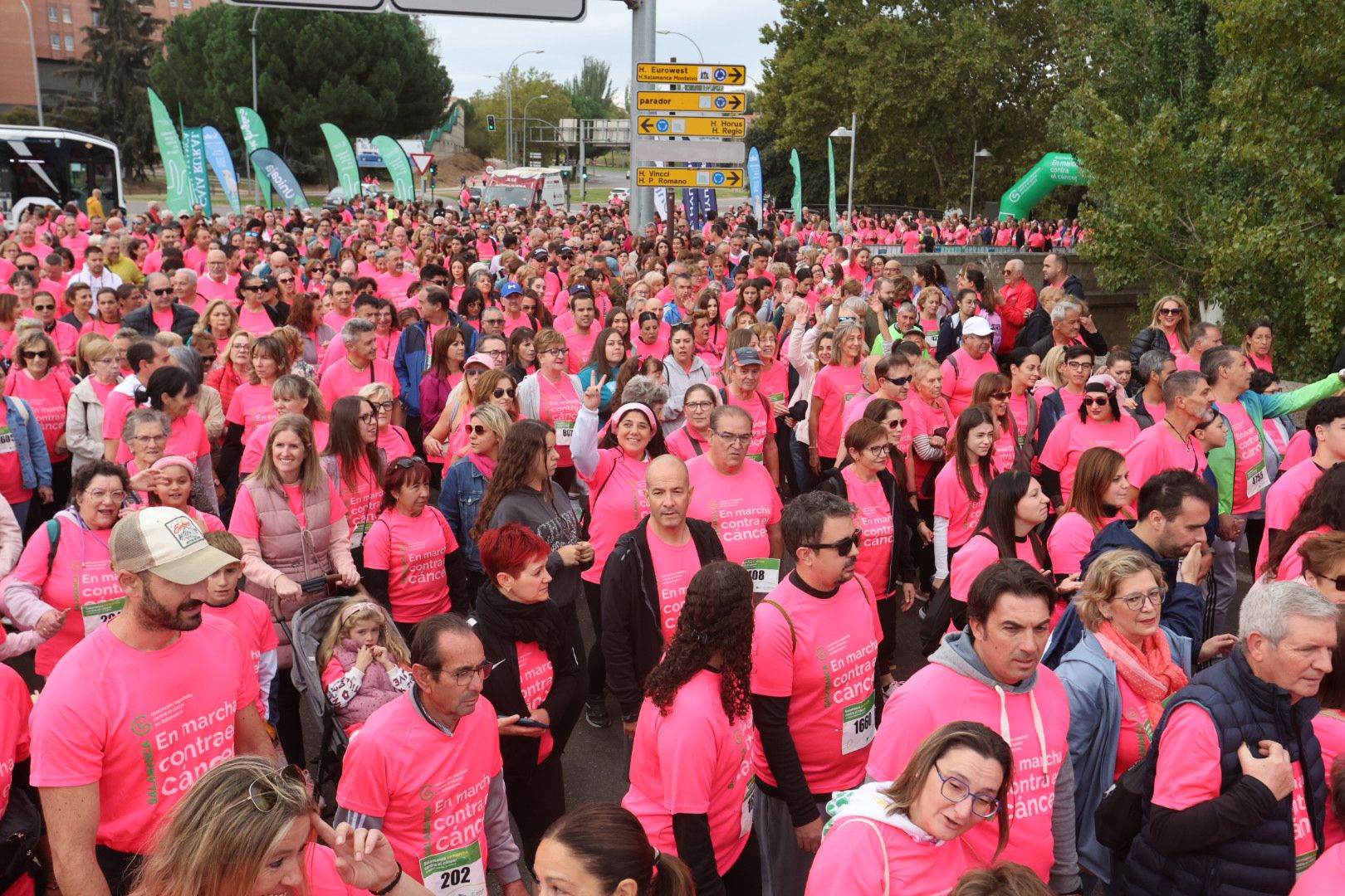 Salamanca ve la vida de color de rosa en la XI Marcha Contra el Cáncer