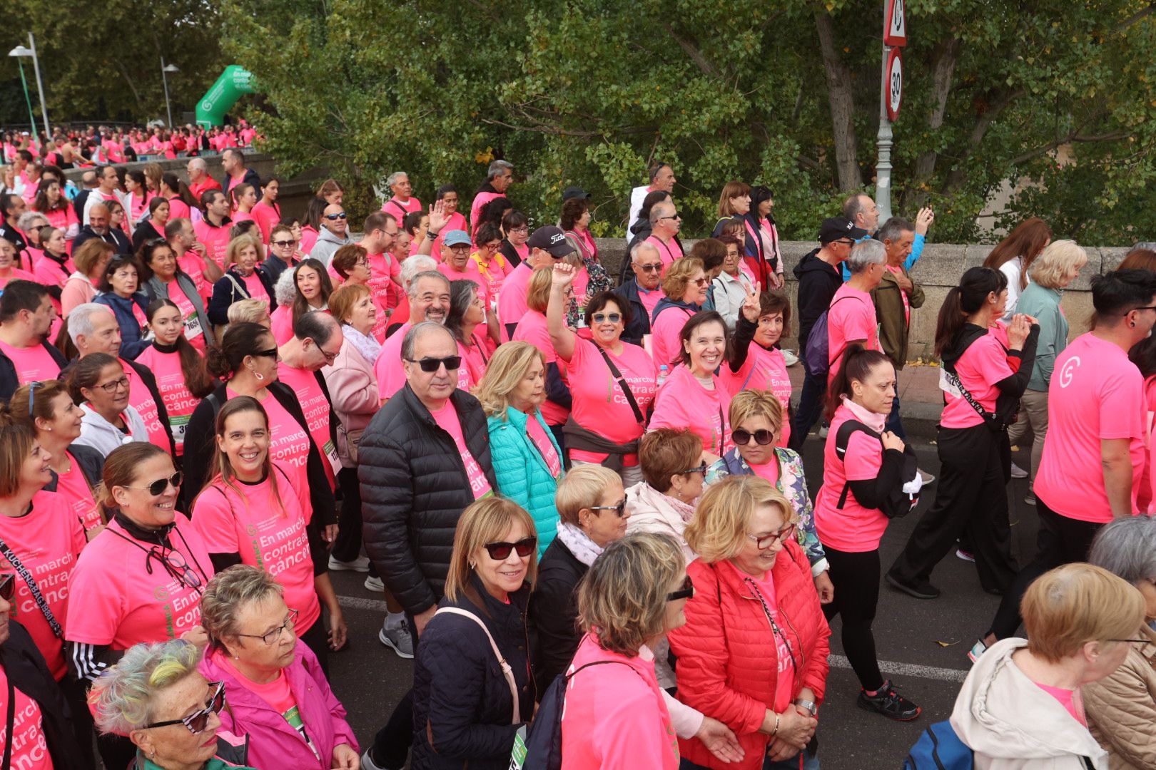 Salamanca ve la vida de color de rosa en la XI Marcha Contra el Cáncer