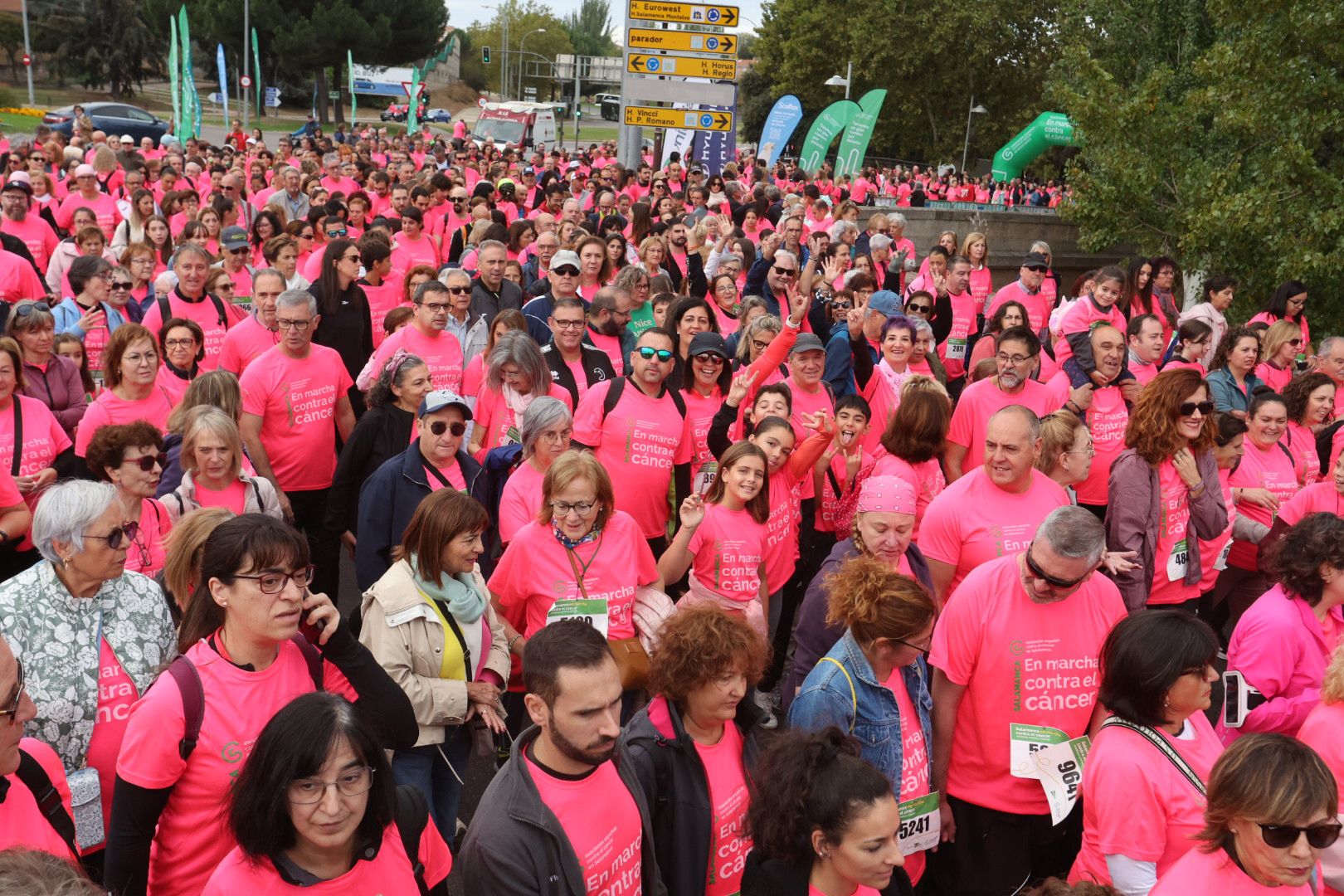 Salamanca ve la vida de color de rosa en la XI Marcha Contra el Cáncer