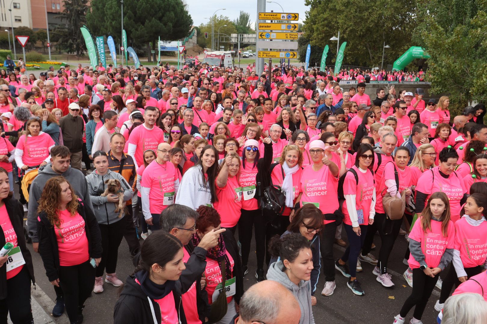 Salamanca ve la vida de color de rosa en la XI Marcha Contra el Cáncer