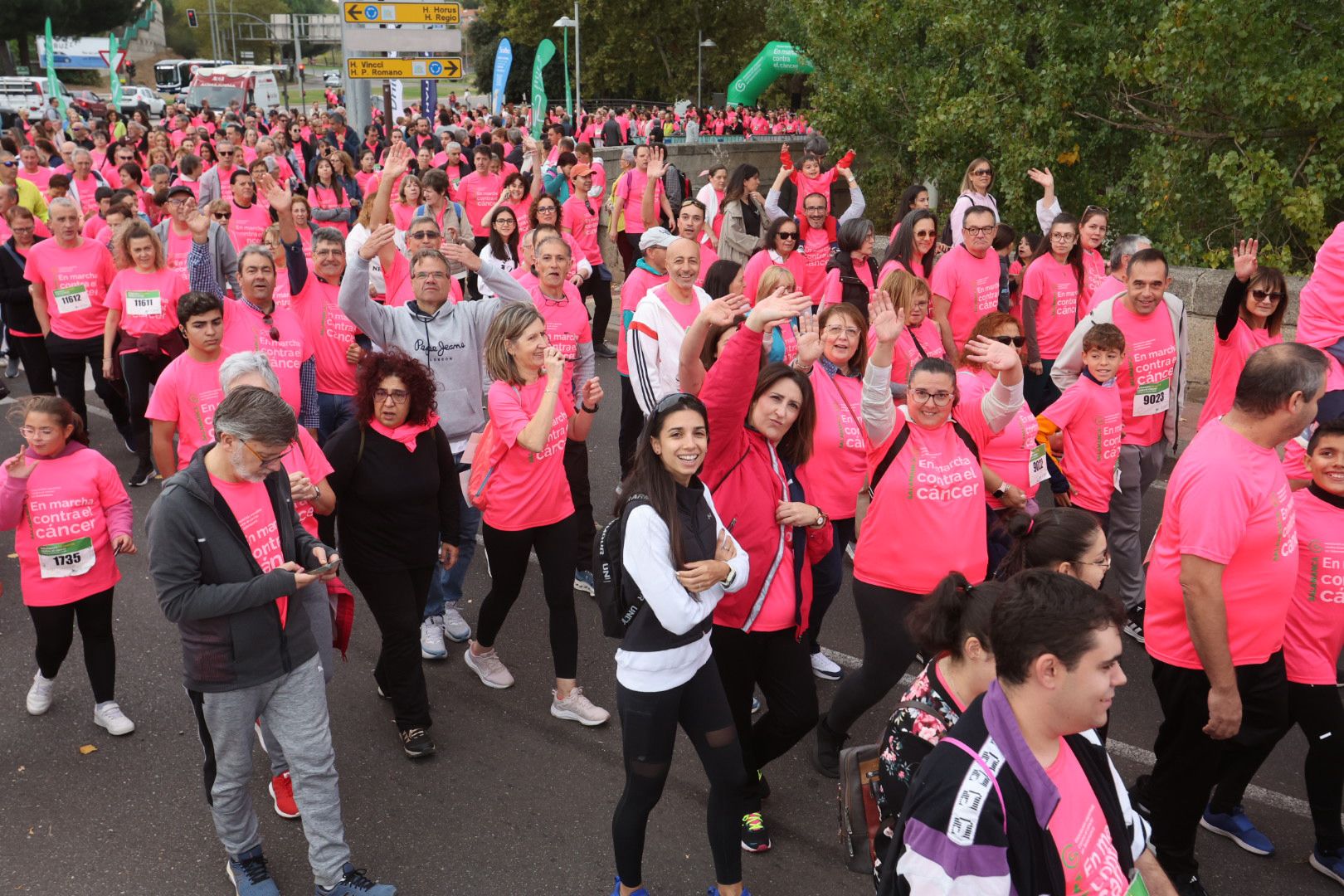 Salamanca ve la vida de color de rosa en la XI Marcha Contra el Cáncer