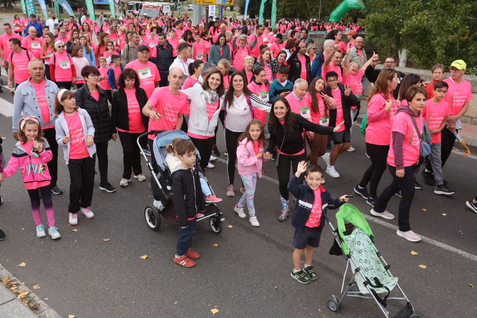 Salamanca ve la vida de color de rosa en la XI Marcha Contra el Cáncer