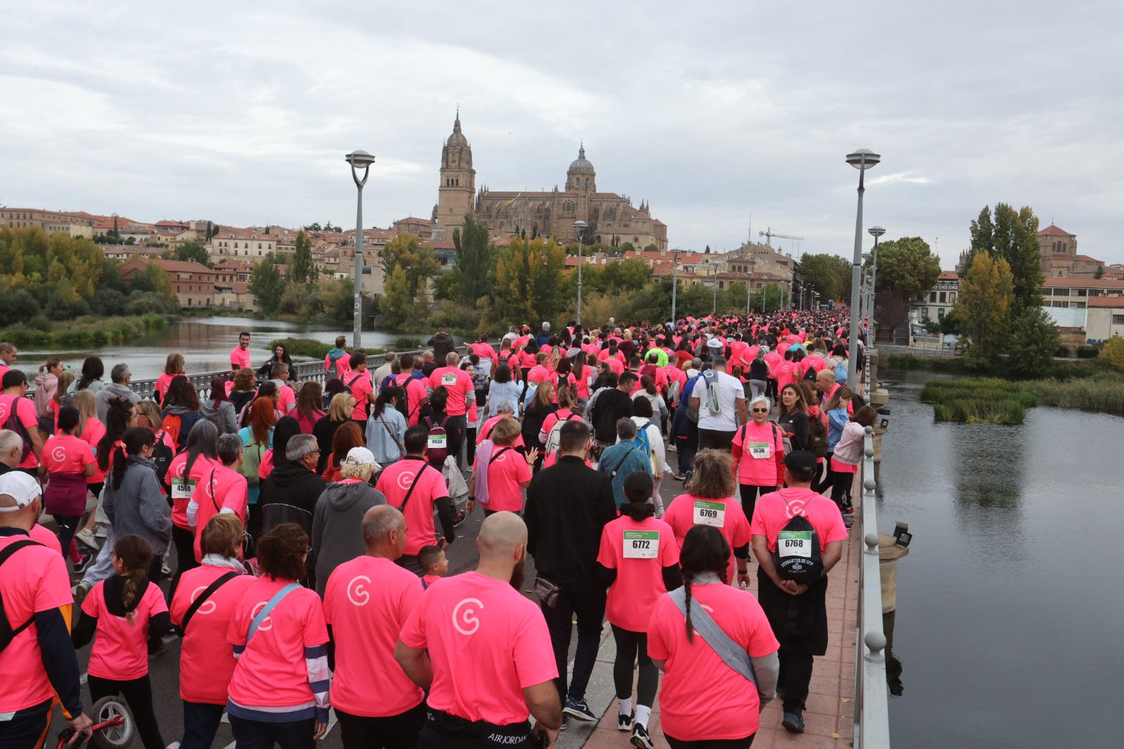 Salamanca ve la vida de color de rosa en la XI Marcha Contra el Cáncer