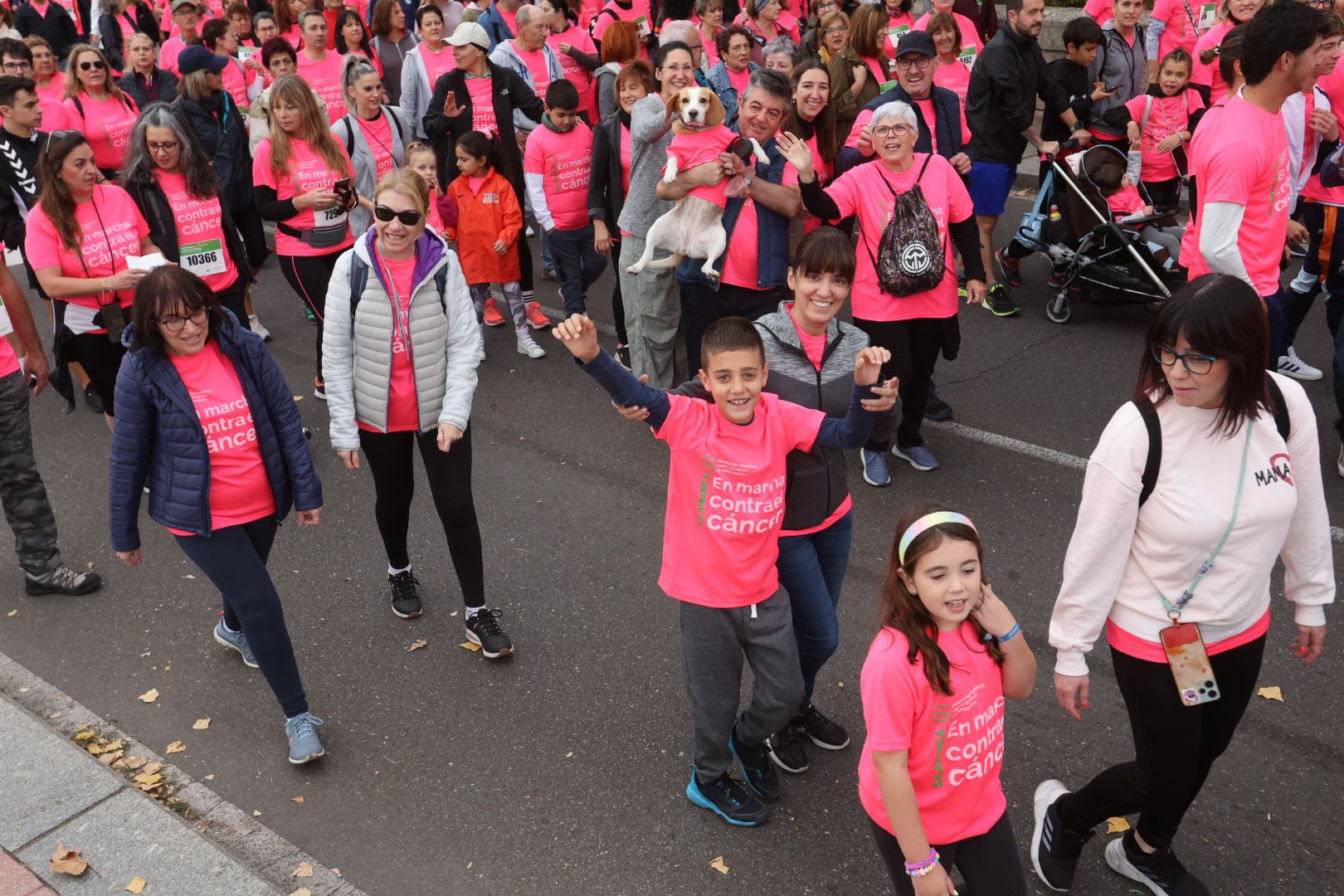Salamanca ve la vida de color de rosa en la XI Marcha Contra el Cáncer