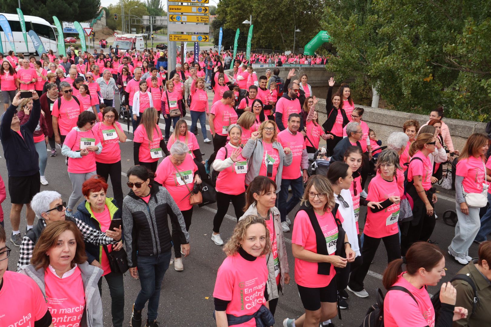 Salamanca ve la vida de color de rosa en la XI Marcha Contra el Cáncer