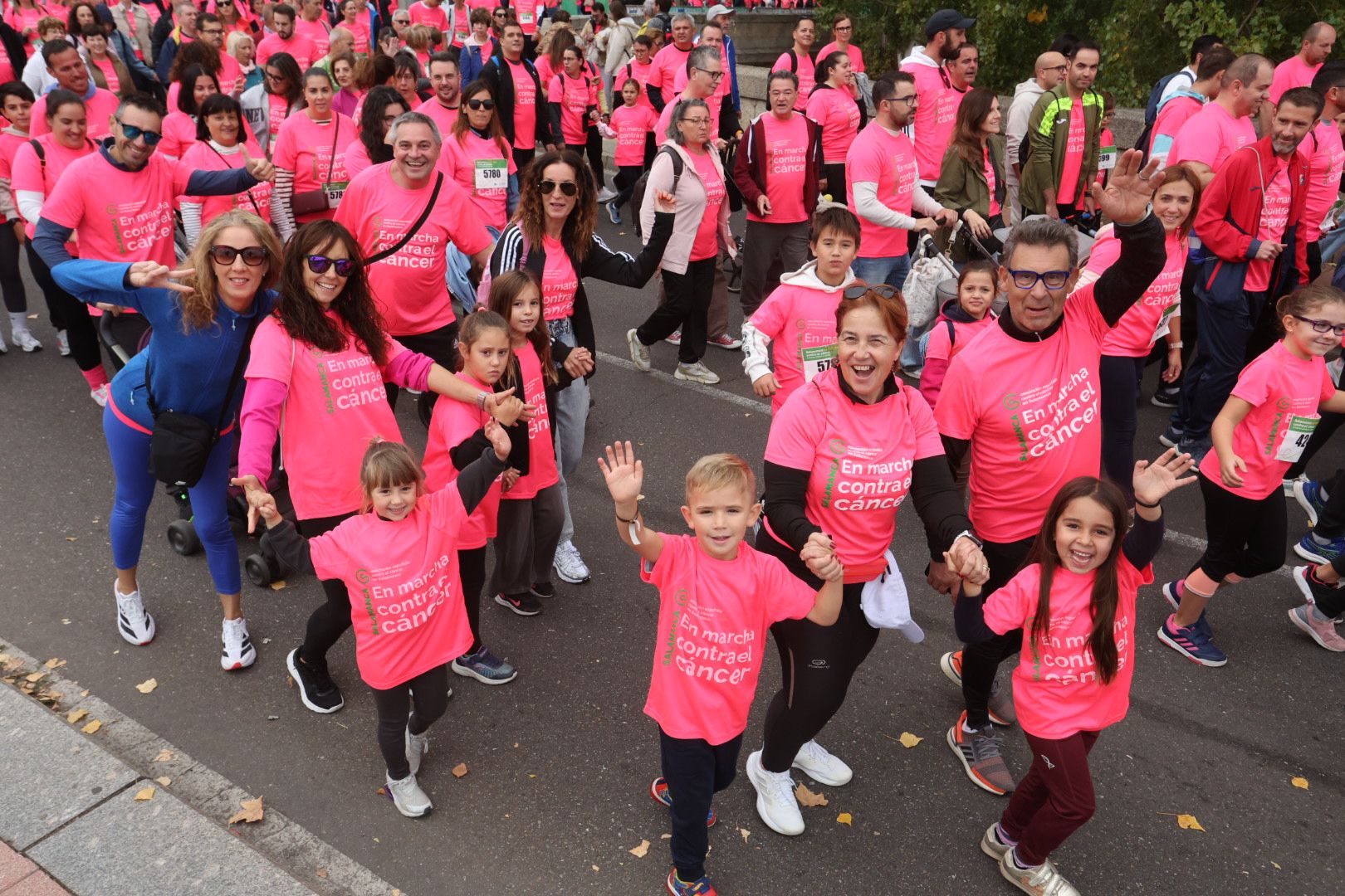 Salamanca ve la vida de color de rosa en la XI Marcha Contra el Cáncer