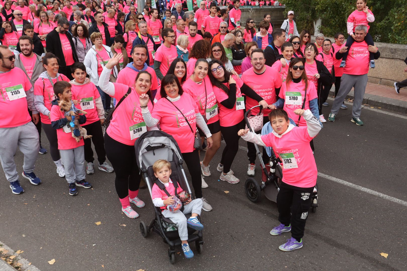 Salamanca ve la vida de color de rosa en la XI Marcha Contra el Cáncer