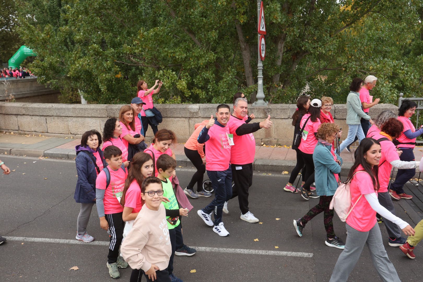 Salamanca ve la vida de color de rosa en la XI Marcha Contra el Cáncer