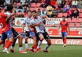 Javi Delgado intenta zafarse de su defensor en Los Pajaritos este domingo