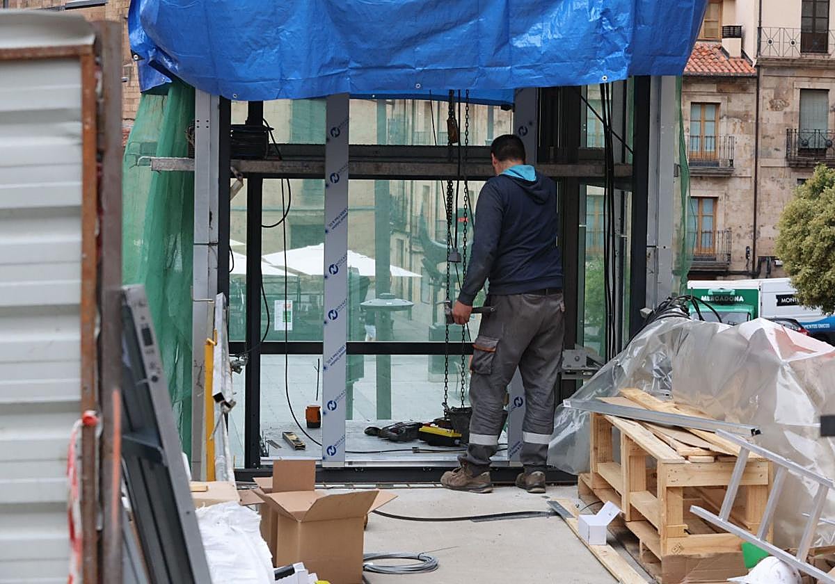 Un operario comprueba la instalación de la cabina.