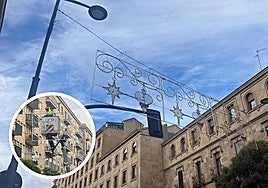 Adorno luminoso en la Gran Vía de Salamanca; en el círculo, un operario instala un adorno