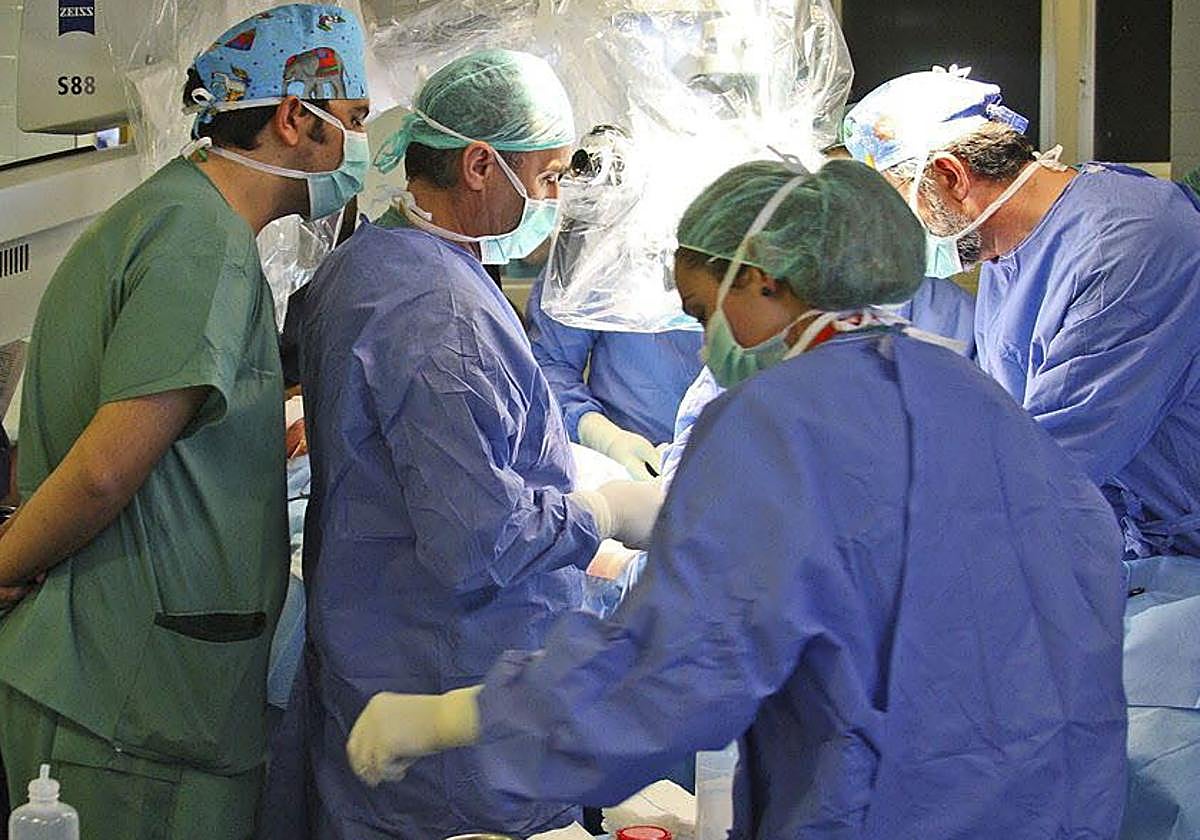 Una intervención quirúrgiga en una imagen de archivo.