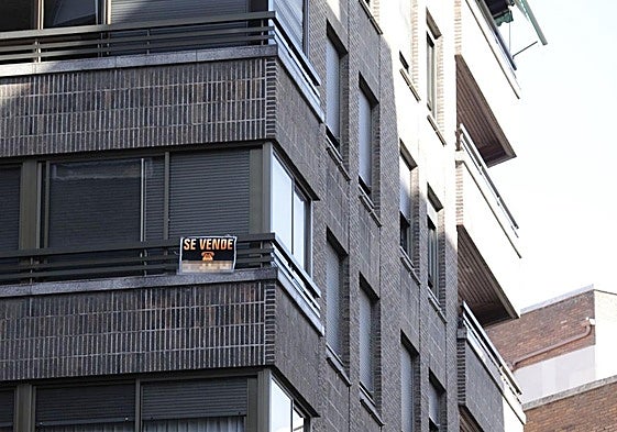 Piso con un cartel de 'se vende' en una imagen de archivo.