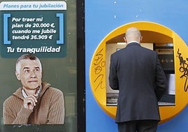 Una persona saca dinero de un cajero automático en una imagen de archivo.