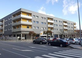 Edificio de viviendas públicas, garajes y trasteros en el barrio de Capuchinos.