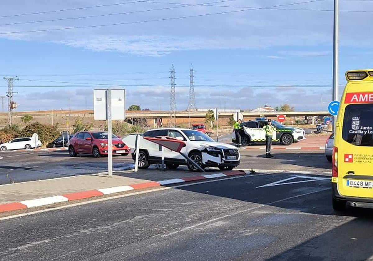 Imagen principal - Los dos coches accidentados han quedado ocupando la vía.