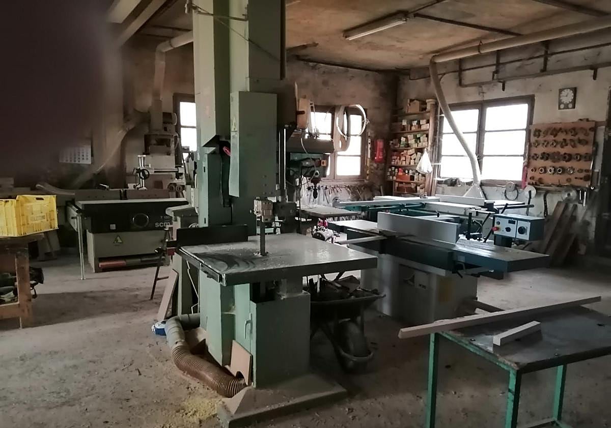 Imagen principal - Interior de la carpintería, totalmente equipada, en La Alberca.