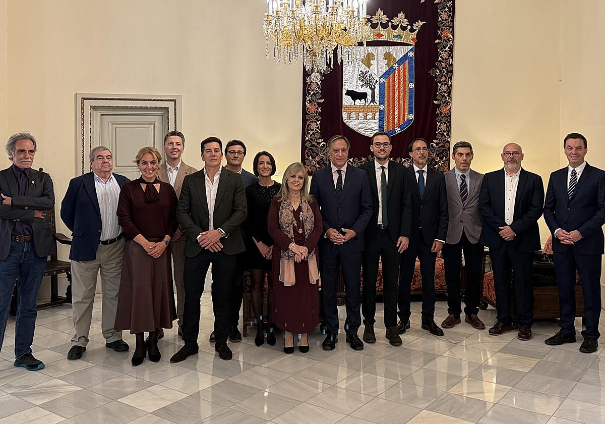 El alcalde de Salamanca posa en el ayuntamiento con los nuevos embajadores de la capital charra.