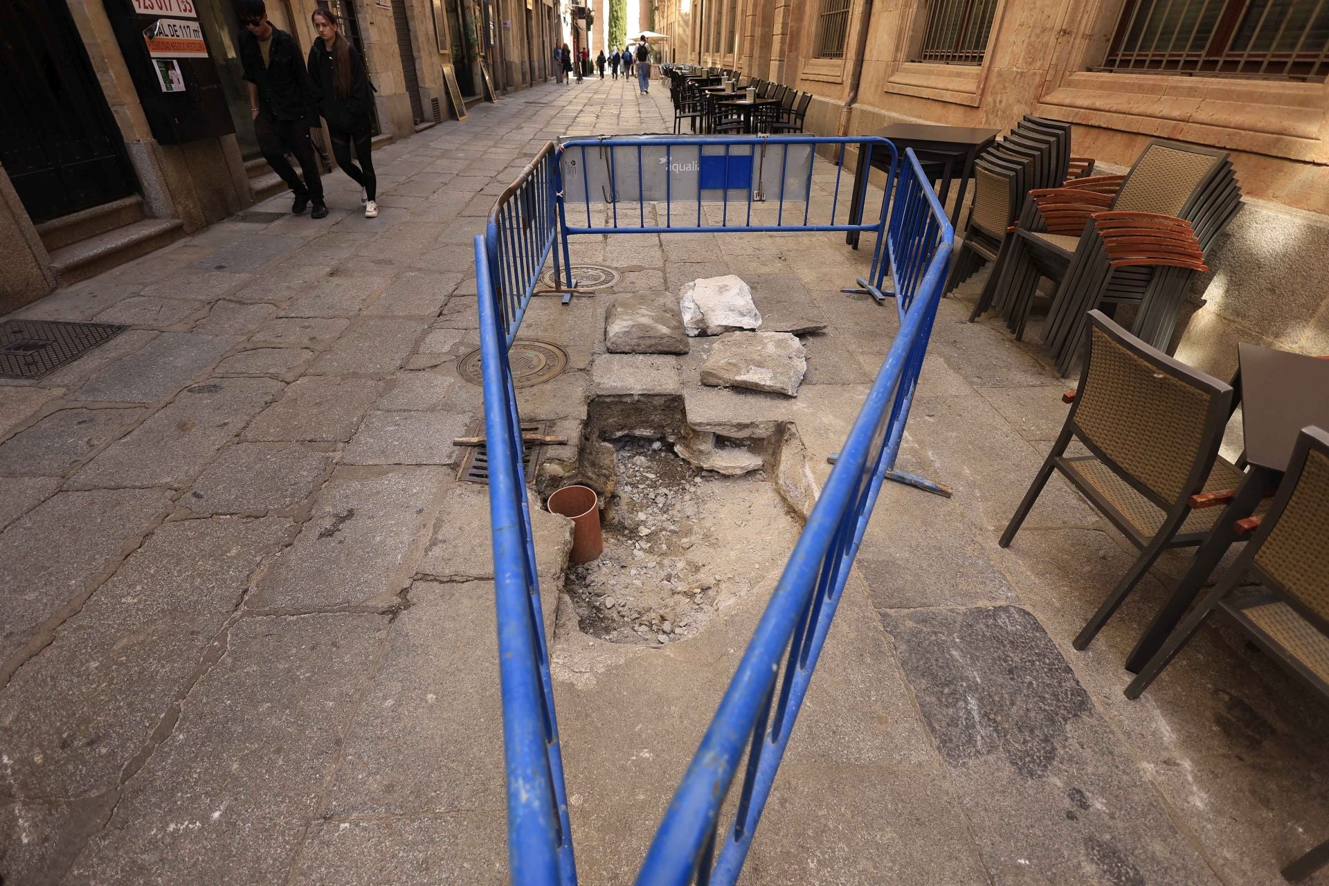 Reparación de un reventón en la calle Libreros.