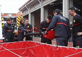 Cuerpo de bomberos de Salamanca con el nueo camión autobomba nodriza.