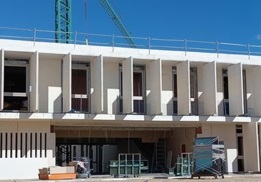 El centro de salud de Prosperidad entra en su fase final con la cristalería, ventanas y jardines