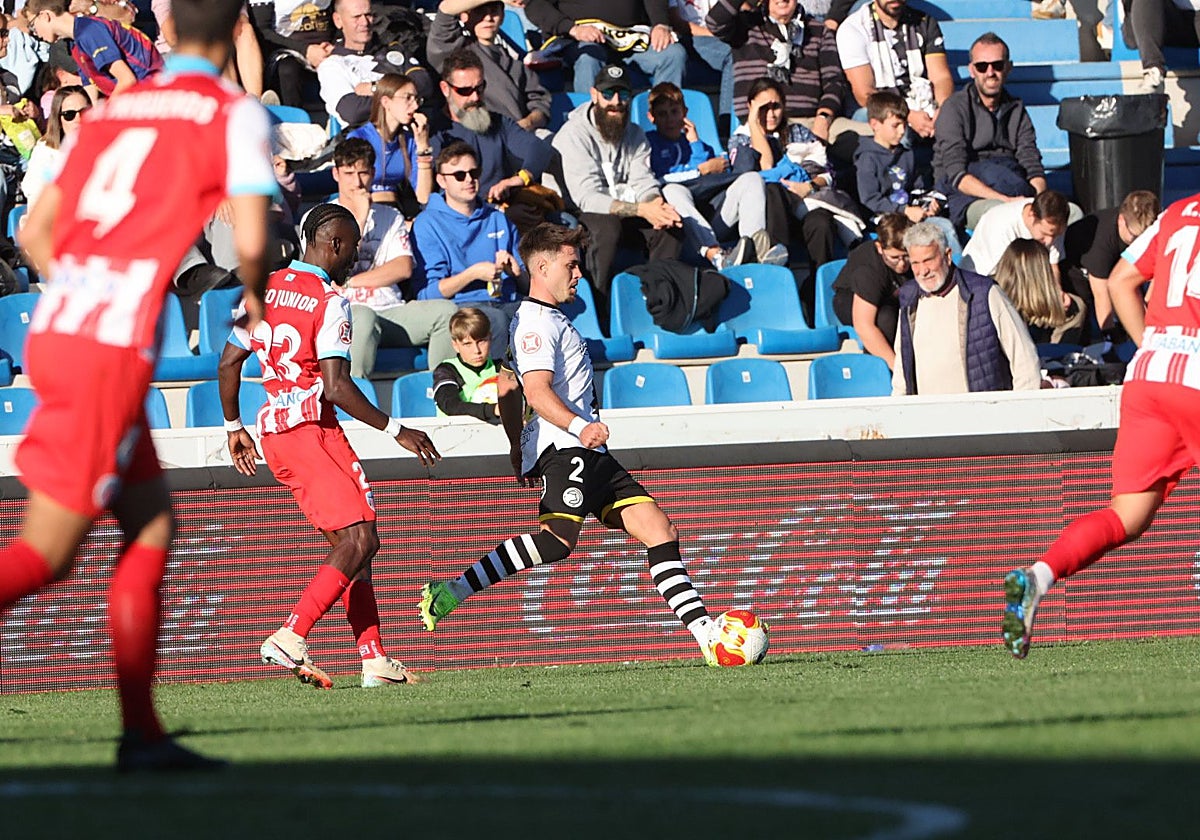 Víctor Olmedo conduce el esférico por la banda del Reina Sofía