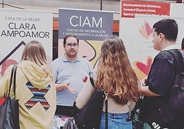Varios jóvenes se interesan por la información que proporciona el CIAM.