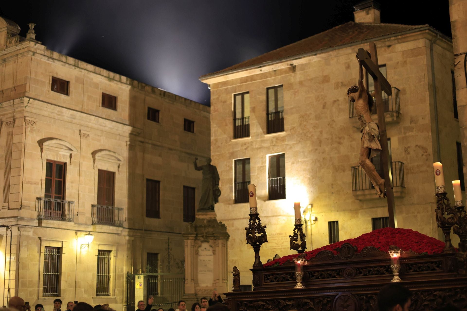 Salamanca vive una madrugada de Jueves Santo a finales de octubre