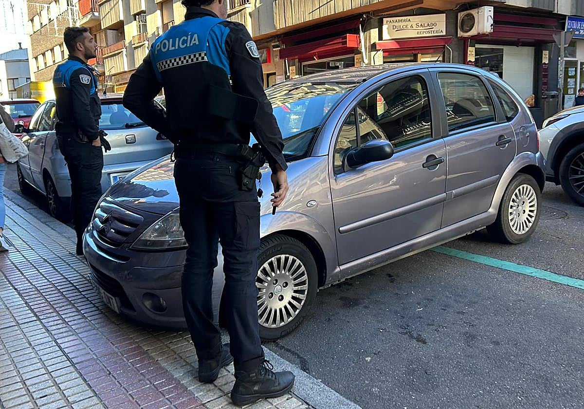 El coche sin conductor en mitad de la calle Wences Moreno.