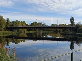 El puente Juan Carlos I, reflejado sobre las aguas del río Tormes.