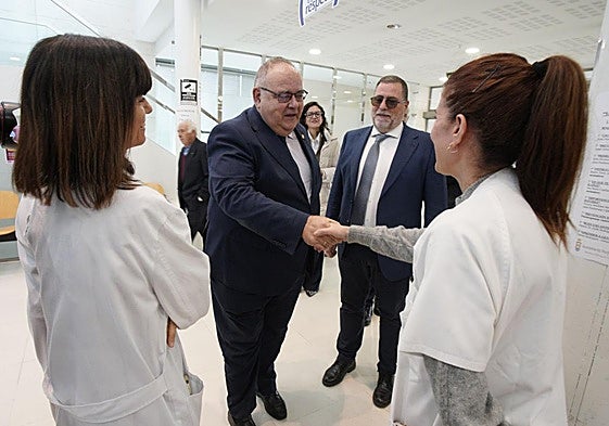 El consejero de Sanidad de la Junta de Castilla y León, Alejandro Vázquez, saluda al personal de la Unidad de Afrontamiento del Dolor Crónico de El Bierzo.