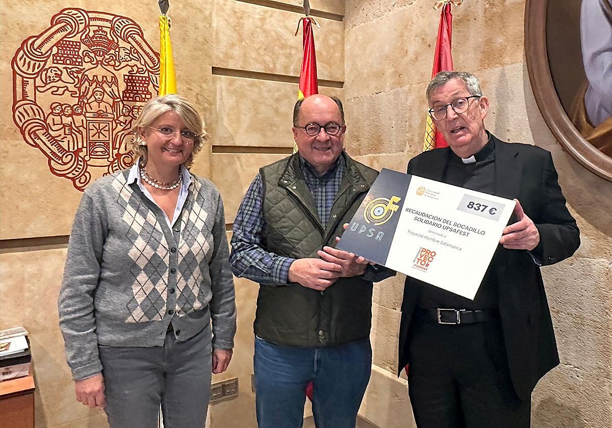 Momento de la entrega del dinero obtenido por la venta del bocadillo solidario.