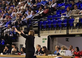 Anna Montañana dirige al equipo ante el Panathinaikos