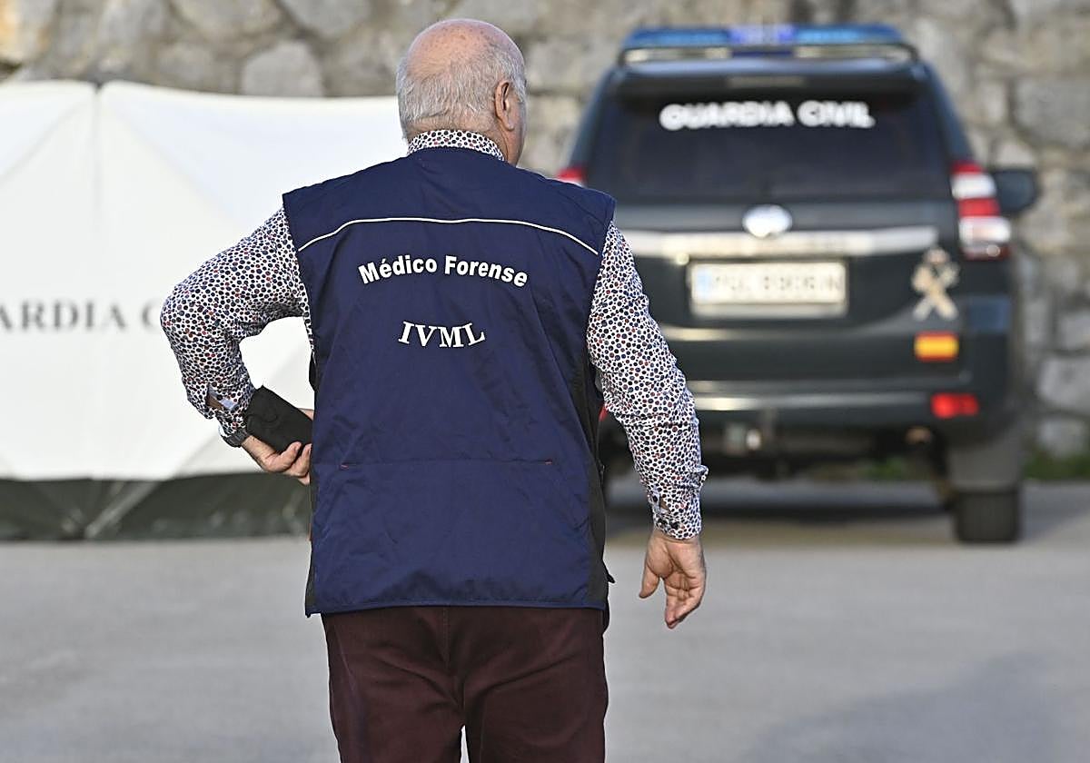 Un médico forense se dirige a realizar su trabajo tras una intervención de la Guardia Civil en una imagen de archivo.