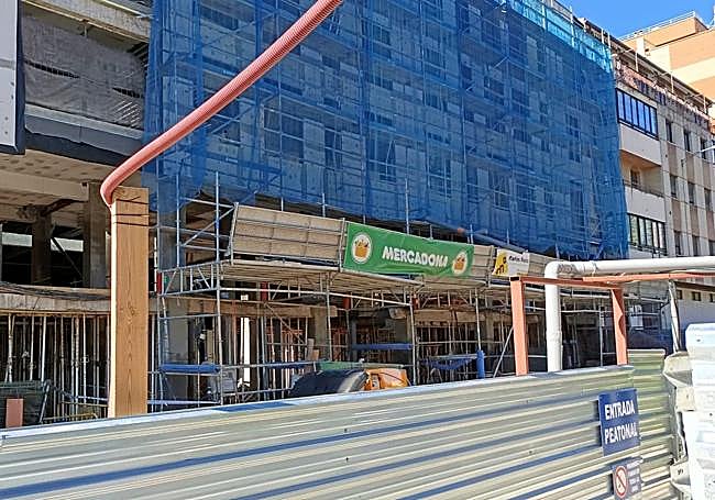 Acceso al parking del nuevo Mercadona por la calle La Marina.