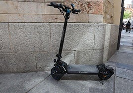 Patinete estacionado en Salamanca.