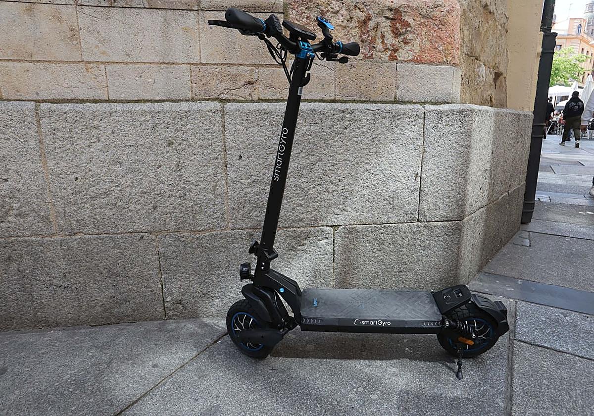 Patinete estacionado en Salamanca.