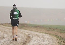 Un corredor de Atletas Veteranos, en una prueba del curso pasado por los caminos de Cabrerizos.