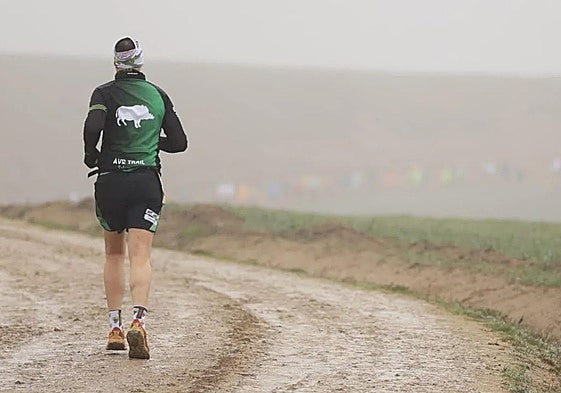 Un corredor de Atletas Veteranos, en una prueba del curso pasado por los caminos de Cabrerizos.