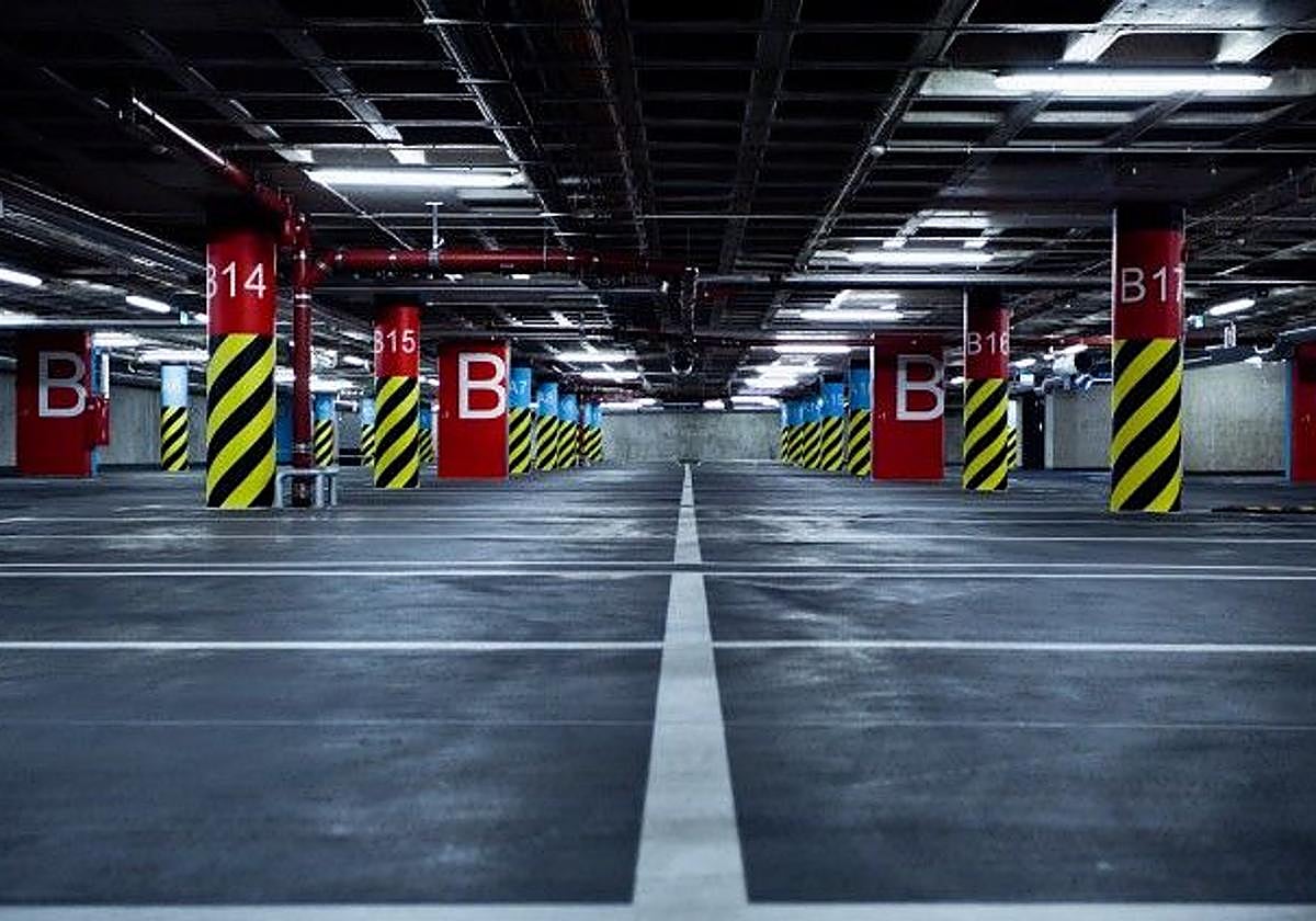 Interior de un aparcamiento colectivo.