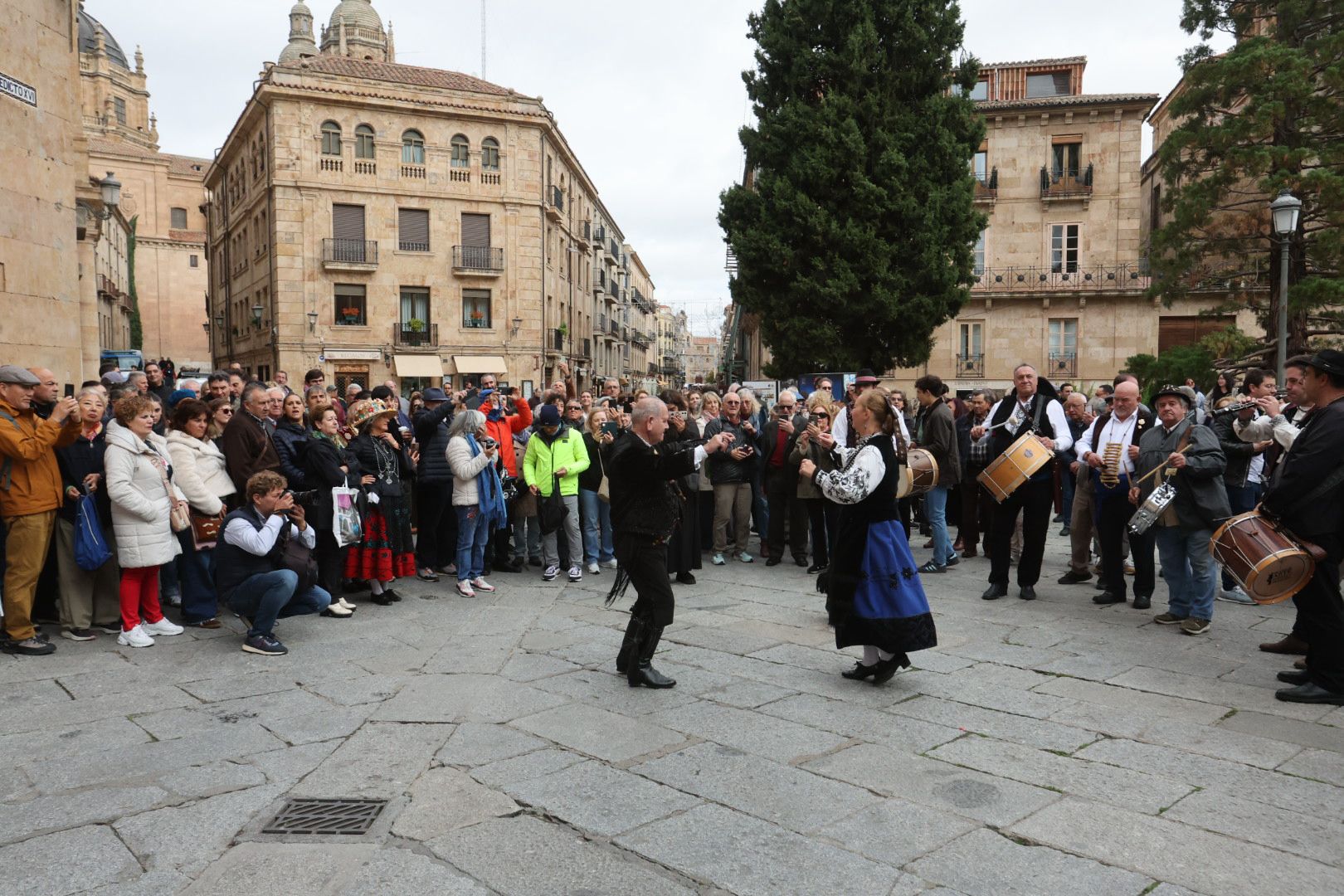 El Mariquelo asciende a lo más alto de la Catedral Nueva y pide «por los niños víctimas de la guerra»