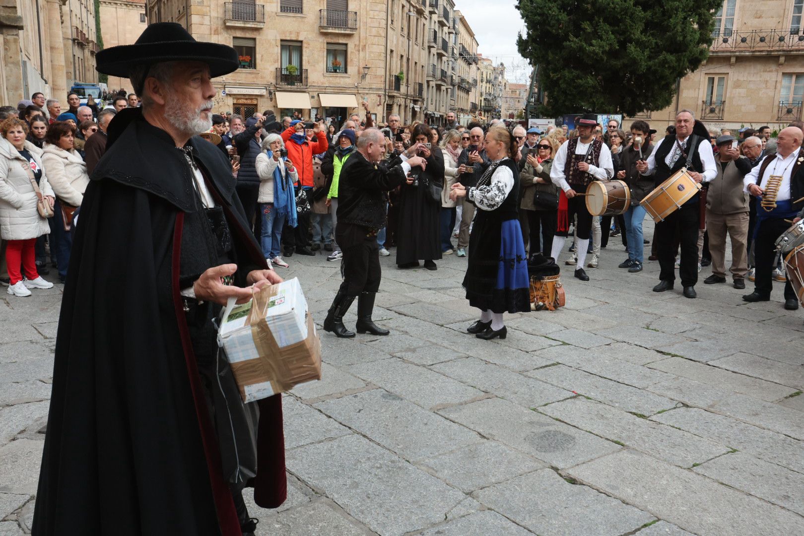 El Mariquelo asciende a lo más alto de la Catedral Nueva y pide «por los niños víctimas de la guerra»