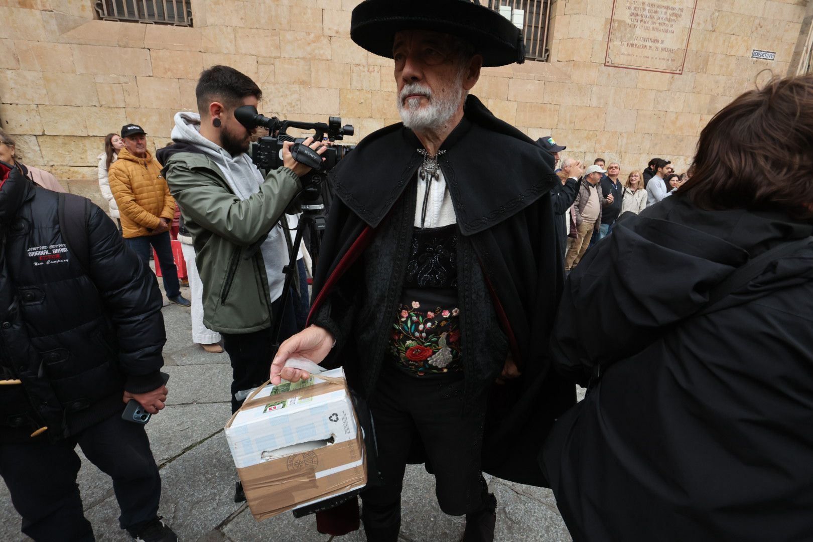 El Mariquelo asciende a lo más alto de la Catedral Nueva y pide «por los niños víctimas de la guerra»